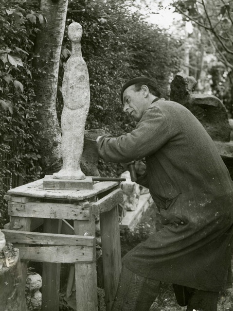 U. Guidi al lavoro in giardino anni '60