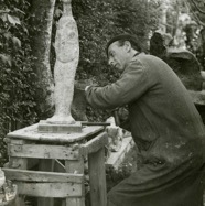 U. Guidi al lavoro in giardino anni '60