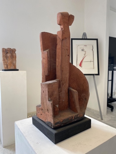 Figura in ambiente, 1966, terracotta colorata